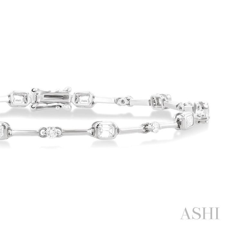 1 1/3 Ctw Bezel Set Emerald and Round Cut Diamond Bar Link Bracelet in 14K White Gold 1 1/3 Ctw Bezel Set Emerald and Round Cut Diamond Bar Link Bracelet in 14K White Gold