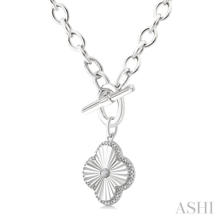 1/10 Ctw Clover Fluted Toggle Round Cut Diamond Fashion Necklace in Sterling Silver 1/10 Ctw Clover Fluted Toggle Round Cut Diamond Fashion Necklace in Sterling Silver