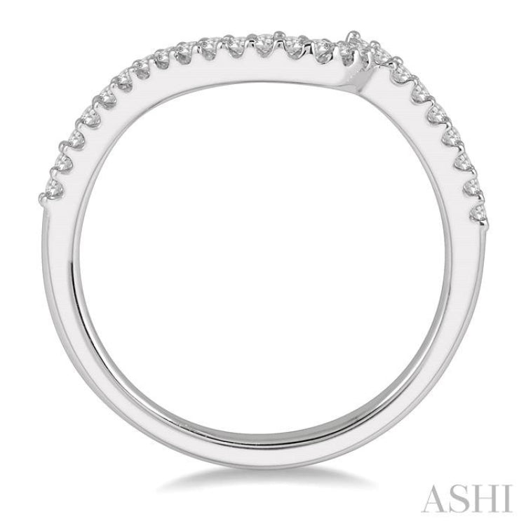 1/6 Ctw Crescent Shape Center Round Cut Diamond Wedding Band in 14K White Gold 1/6 Ctw Crescent Shape Center Round Cut Diamond Wedding Band in 14K White Gold