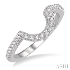 1/5 ctw Curved Center Round Cut Diamond Wedding Band in 14K White Gold 1/5 ctw Curved Center Round Cut Diamond Wedding Band in 14K White Gold