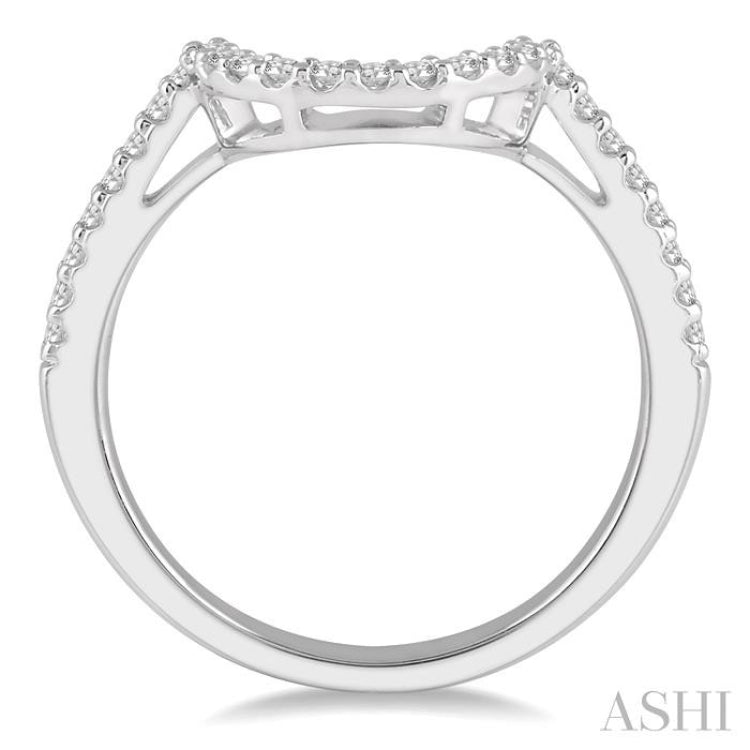 1/5 ctw Curved Center Round Cut Diamond Wedding Band in 14K White Gold 1/5 ctw Curved Center Round Cut Diamond Wedding Band in 14K White Gold