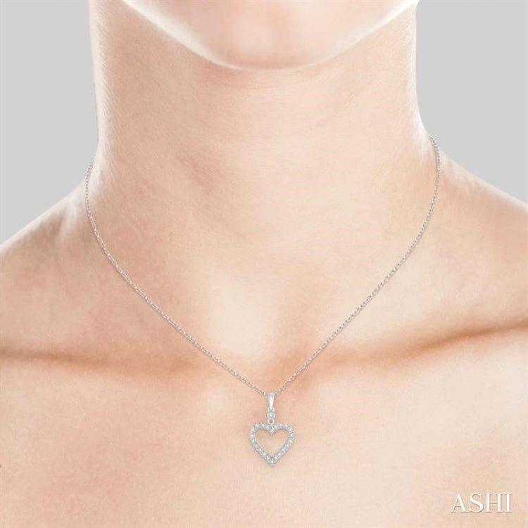 1/6 Ctw Round Cut Diamond Heart Pendant in 10K White Gold with Chain 1/6 Ctw Round Cut Diamond Heart Pendant in 10K White Gold with Chain