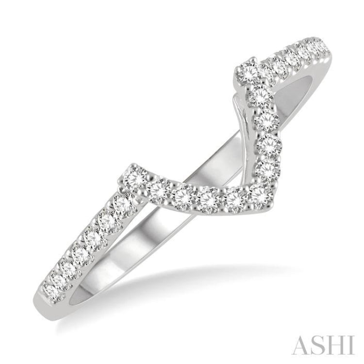 1/5 ctw Chevron Center Round Cut Diamond Wedding Band in 14K White Gold 1/5 ctw Chevron Center Round Cut Diamond Wedding Band in 14K White Gold