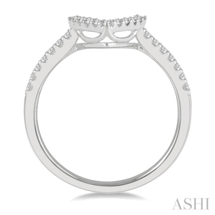 1/5 ctw Chevron Center Round Cut Diamond Wedding Band in 14K White Gold 1/5 ctw Chevron Center Round Cut Diamond Wedding Band in 14K White Gold