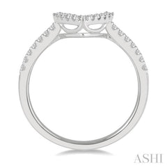 1/5 ctw Chevron Center Round Cut Diamond Wedding Band in 14K White Gold 1/5 ctw Chevron Center Round Cut Diamond Wedding Band in 14K White Gold
