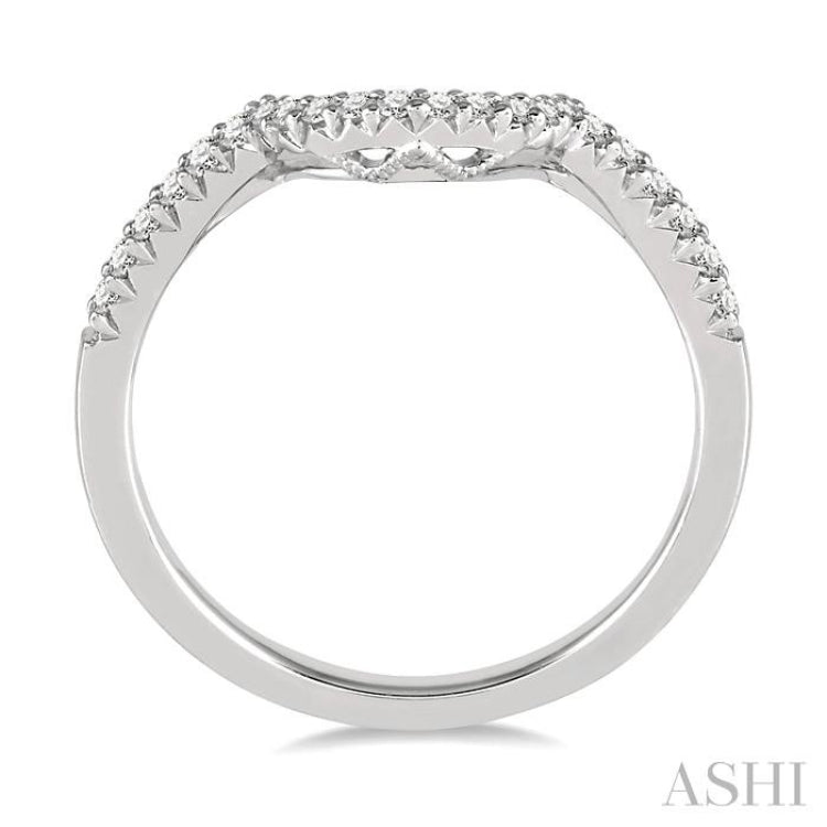 1/8 Ctw Curved Center Round Cut Diamond Wedding Band in 14K White Gold 1/8 Ctw Curved Center Round Cut Diamond Wedding Band in 14K White Gold
