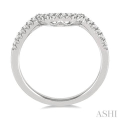 1/8 Ctw Curved Center Round Cut Diamond Wedding Band in 14K White Gold 1/8 Ctw Curved Center Round Cut Diamond Wedding Band in 14K White Gold