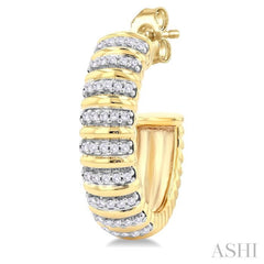 1/4 Ctw Ribbed Round Cut Diamond Half Hoop Earring in 14K Yellow Gold 1/4 Ctw Ribbed Round Cut Diamond Half Hoop Earring in 14K Yellow Gold