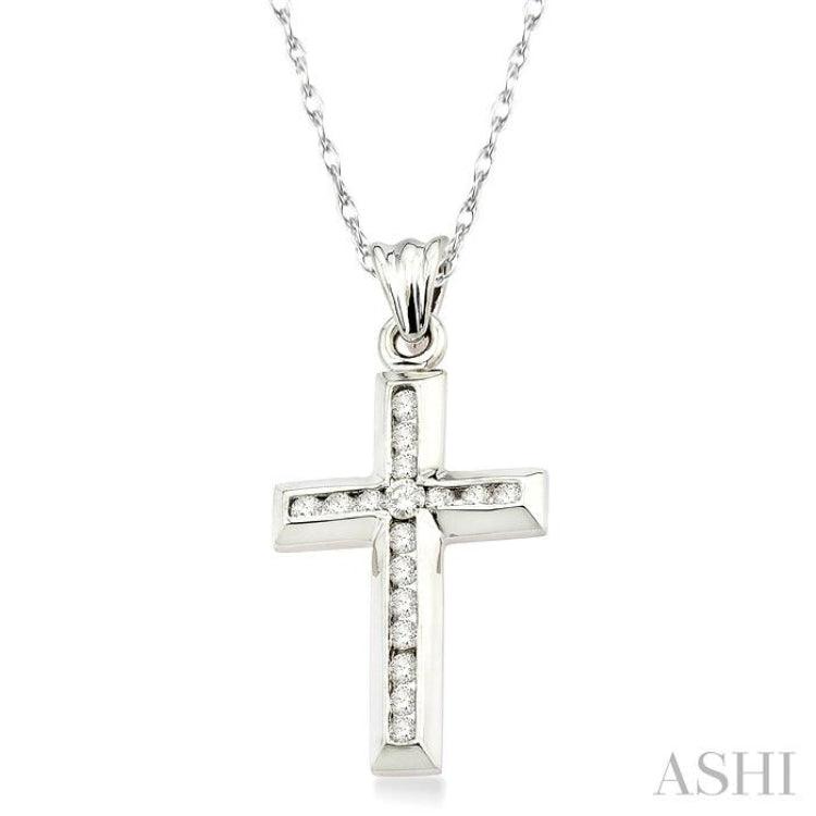1/4 Ctw Round Cut Diamond Cross Pendant in 14K White Gold with Chain 1/4 Ctw Round Cut Diamond Cross Pendant in 14K White Gold with Chain