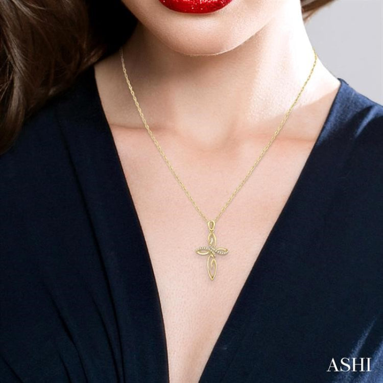 1/10 Ctw Round Cut Diamond Cross Pendant in 14K Yellow Gold With Chain 1/10 Ctw Round Cut Diamond Cross Pendant in 14K Yellow Gold With Chain