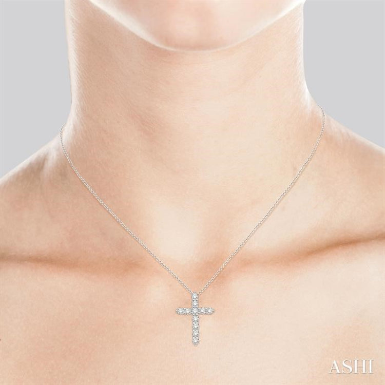 1/4 Ctw Round Cut Diamond Cross Pendant in 14K White Gold with Chain 1/4 Ctw Round Cut Diamond Cross Pendant in 14K White Gold with Chain