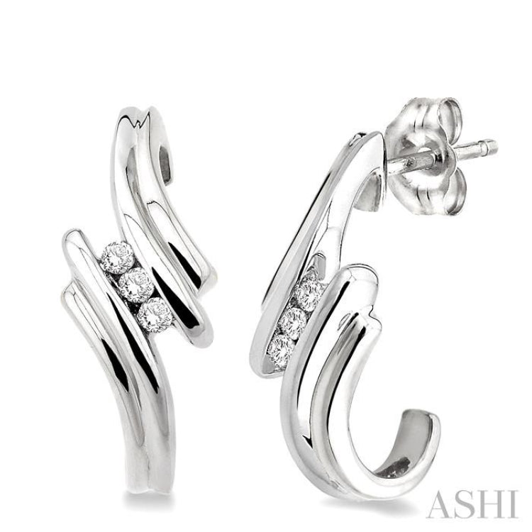 1/10 Ctw Round Cut Diamond Earrings in Sterling Silver 1/10 Ctw Round Cut Diamond Earrings in Sterling Silver