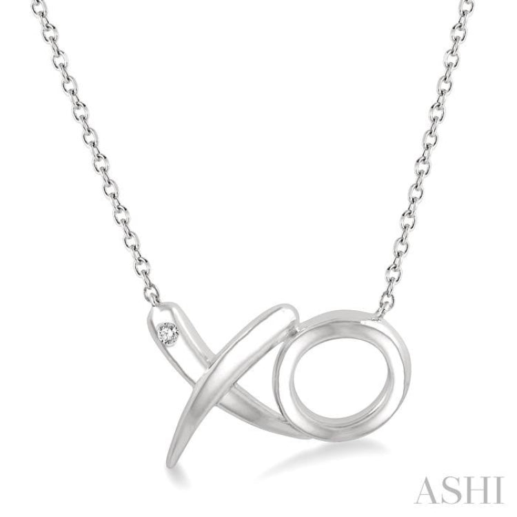 1/50 Ctw 'XO' Hugs and Kisses Round Cut Diamond Fashion Pendant With Chain in Sterling Silver 1/50 Ctw 'XO' Hugs and Kisses Round Cut Diamond Fashion Pendant With Chain in Sterling Silver