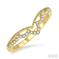1/8 ctw Milgrain Chevron Center Scallop Base Round Cut Diamond Wedding Band in 14K Yellow Gold 1/8 ctw Milgrain Chevron Center Scallop Base Round Cut Diamond Wedding Band in 14K Yellow Gold