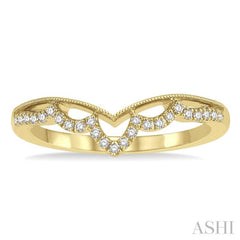 1/8 ctw Milgrain Chevron Center Scallop Base Round Cut Diamond Wedding Band in 14K Yellow Gold 1/8 ctw Milgrain Chevron Center Scallop Base Round Cut Diamond Wedding Band in 14K Yellow Gold