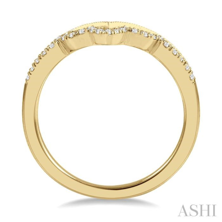 1/8 ctw Milgrain Chevron Center Scallop Base Round Cut Diamond Wedding Band in 14K Yellow Gold 1/8 ctw Milgrain Chevron Center Scallop Base Round Cut Diamond Wedding Band in 14K Yellow Gold