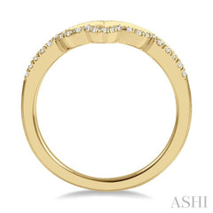 1/8 ctw Milgrain Chevron Center Scallop Base Round Cut Diamond Wedding Band in 14K Yellow Gold 1/8 ctw Milgrain Chevron Center Scallop Base Round Cut Diamond Wedding Band in 14K Yellow Gold