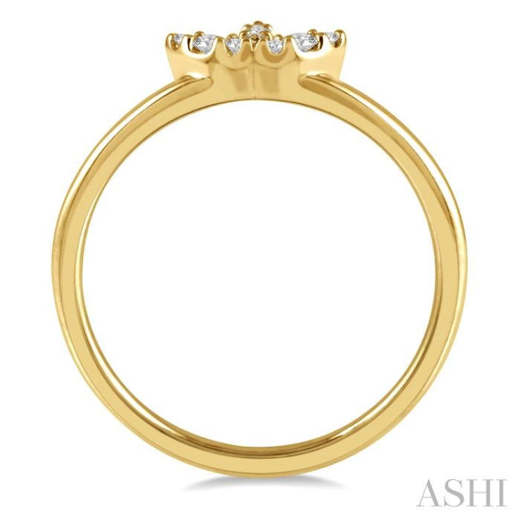 1/10 Ctw Tri Leaf Round Cut Diamond Petite Fashion Ring in 10K Yellow Gold 1/10 Ctw Tri Leaf Round Cut Diamond Petite Fashion Ring in 10K Yellow Gold