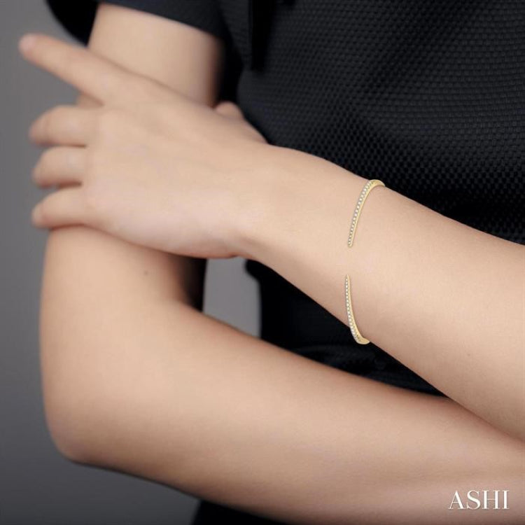1/2 ctw Round Cut Diamond Claw Cuff Bangle in 14K Yellow Gold 1/2 ctw Round Cut Diamond Claw Cuff Bangle in 14K Yellow Gold