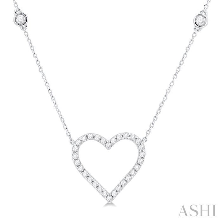 1/2 Ctw Round Cut Diamond Heart Fashion Station Necklace in 10K White Gold 1/2 Ctw Round Cut Diamond Heart Fashion Station Necklace in 10K White Gold