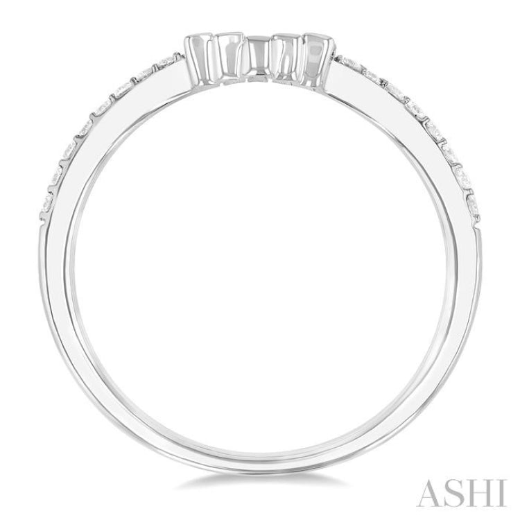 1/4 Ctw Baguette Cut Chevron Centerpiece Round Cut Diamond Wedding Band in 14K White Gold 1/4 Ctw Baguette Cut Chevron Centerpiece Round Cut Diamond Wedding Band in 14K White Gold