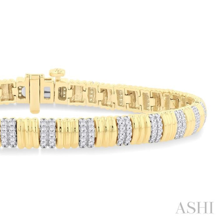 3/4 Ctw Ribbed Round Cut Diamond Fashion Bracelet in 10K Yellow Gold 3/4 Ctw Ribbed Round Cut Diamond Fashion Bracelet in 10K Yellow Gold