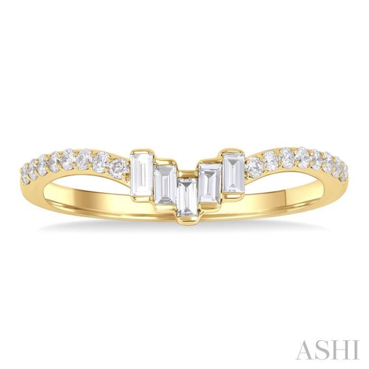 1/4 Ctw Baguette Cut Chevron Centerpiece Round Cut Diamond Wedding Band in 14K Yellow Gold 1/4 Ctw Baguette Cut Chevron Centerpiece Round Cut Diamond Wedding Band in 14K Yellow Gold