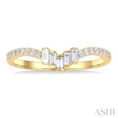 1/4 Ctw Baguette Cut Chevron Centerpiece Round Cut Diamond Wedding Band in 14K Yellow Gold 1/4 Ctw Baguette Cut Chevron Centerpiece Round Cut Diamond Wedding Band in 14K Yellow Gold