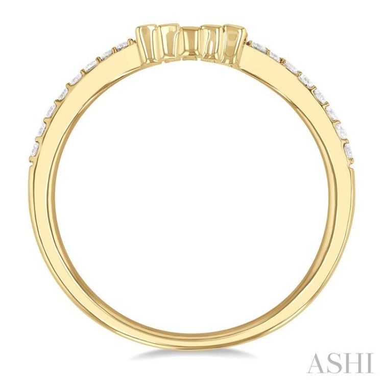 1/4 Ctw Baguette Cut Chevron Centerpiece Round Cut Diamond Wedding Band in 14K Yellow Gold 1/4 Ctw Baguette Cut Chevron Centerpiece Round Cut Diamond Wedding Band in 14K Yellow Gold