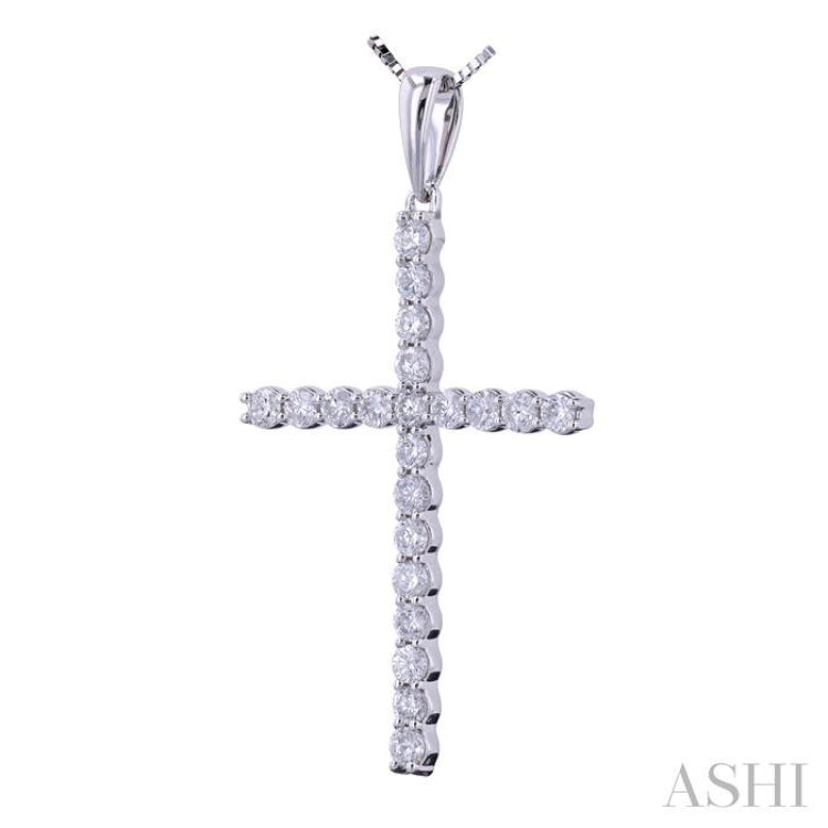 1/2 Ctw Cross Shared Prong Set Round Cut Diamond Pendant With Chain in 14K White Gold 1/2 Ctw Cross Shared Prong Set Round Cut Diamond Pendant With Chain in 14K White Gold