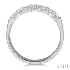 1/2 Ctw 7 Stone Round Cut Diamond Wedding Band in Platinum
