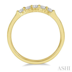 1/4 Ctw 5 Stone Round Cut Diamond Wedding Band in 14K Yellow Gold