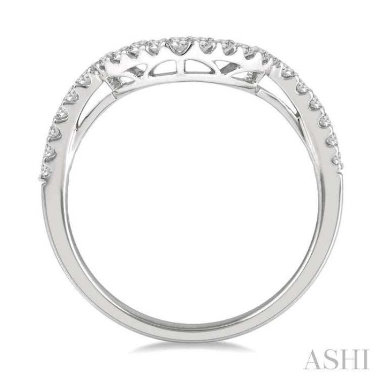 1/4 Ctw Chevron Round Cut Diamond Wedding Band in 14K White Gold