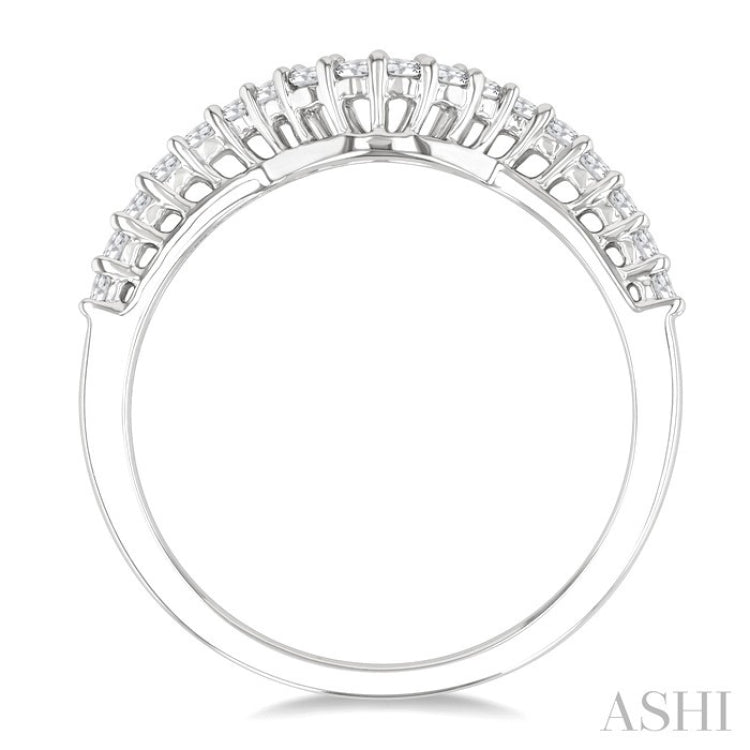 1/4 Ctw Curved Round Cut Diamond Wedding Band in 14K White Gold