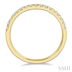 1/4 ctw Arched Center Round Cut Diamond Wedding Band in 14K Yellow Gold