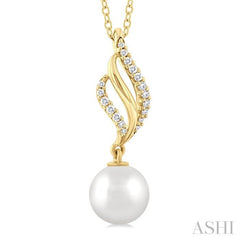 7 MM Conch Round Shape Cultured Pearl and 1/10 Ctw Conch Round Cut Diamond Fashion Pendant With Chain in 10K Yellow Gold