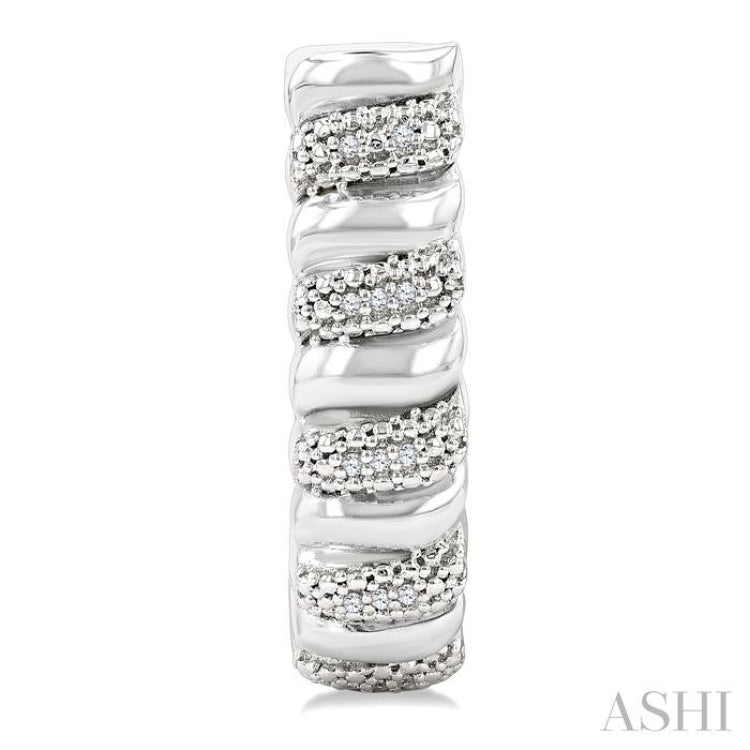 1/10 Ctw Bold Silver Ribbed Swirl Round Cut Diamond Bold Half Hoop Earring in Sterling Silver