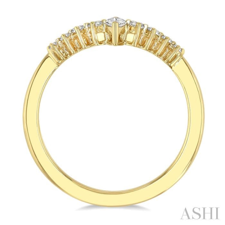 1/4 Ctw Marquise and Round Cut Diamond Chevron Ring in 14K Yellow Gold